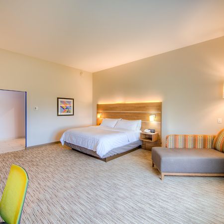 Holiday Inn Express & Suites - Remington By Ihg Экстерьер фото