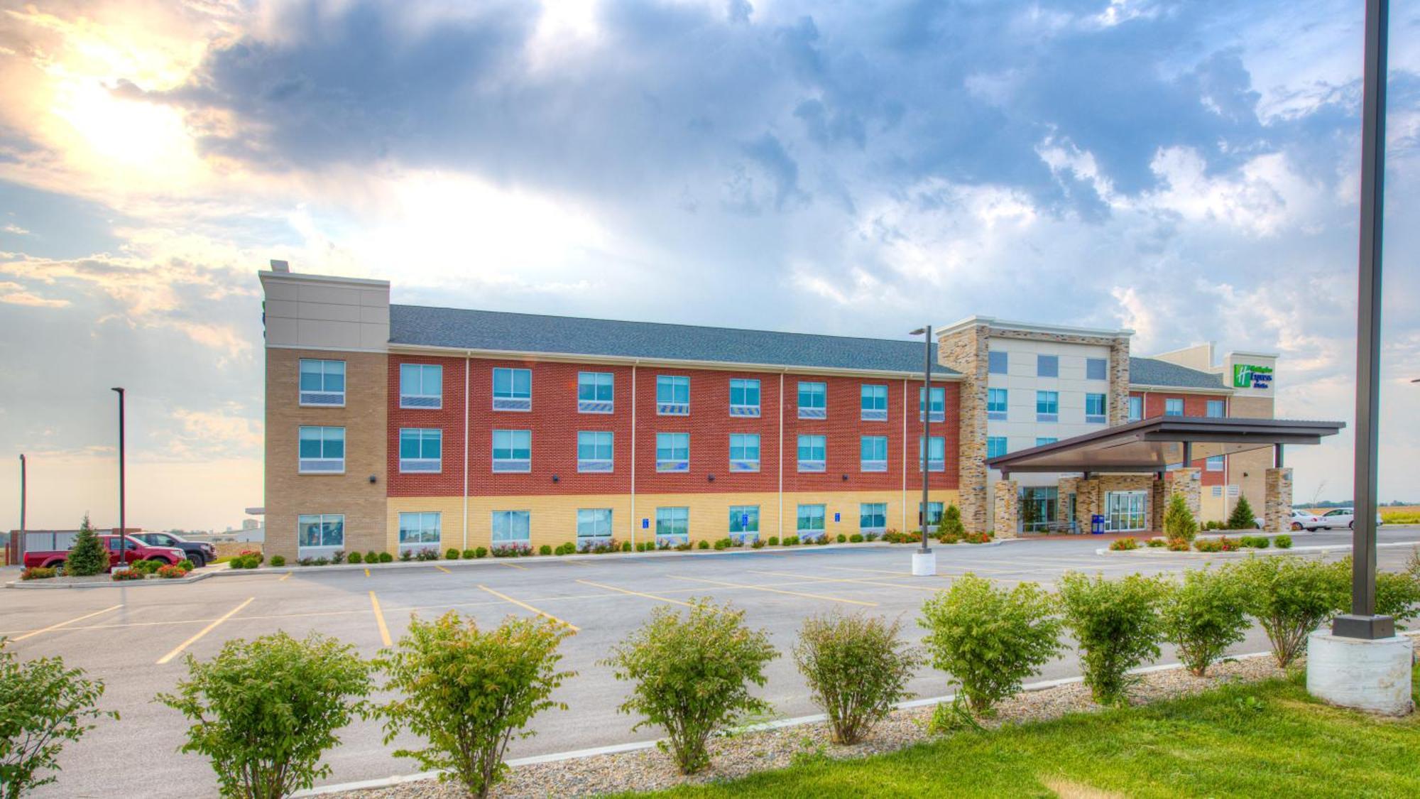 Holiday Inn Express & Suites - Remington By Ihg Экстерьер фото
